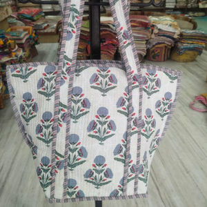 Sac fourre-tout en coton imprimé Tokri matelassé, imprimé floral gris, sac de transport, vente en gros, exportation en vrac, B2B, ensemble de voyage, shopping, utilisation au détail - Product Image 1