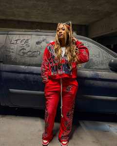 เสื้อผ้าของผู้หญิงชุด2ชิ้นเสื้อครอปและกางเกงวอร์มแบบลำลองพิมพ์ลายกราฟิก - Product Image 1