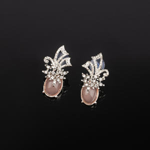 Boucles d'oreilles en diamant de qualité supérieure pour femmes avec des pierres rondes de conception unique pour les fiançailles et les anniversaires - Product Image 4