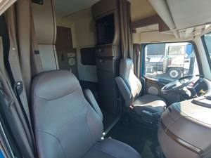 Camion tracteur Volvo VNL64T730 2015 - Conventional - Sleeper Truck, Euro 4, Transmission Automatique, Véhicule Logistique Haute Capacité - Product Image 4