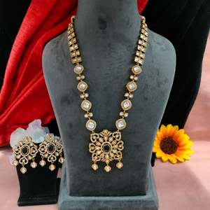 เซ็ตสร้อยคอยาวเพทายวิคตอเรียประดับรอบคออย่างงดงามและมีเสน่ห์เหนือกาลเวลาเหมาะสำหรับทุกโอกาส - Product Image 4