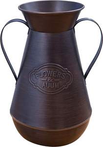 Florero de hierro de metal bellamente pulido con un diseño en relieve y detalles intrincados para un toque decorativo lujoso - Product Image 3