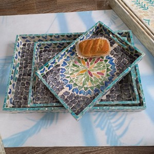 Bandeja con incrustaciones de nácar Flora, bandeja rectangular para servir con asa, bandeja decorativa - Product Image 1