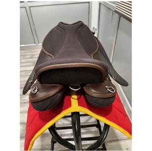 Silla de Montar de Cuero Sintético de Alta Calidad con Armazón de Madera, Modelo Status Paragon, para Salto Ecuestre, a Bajo Precio - Product Image 6