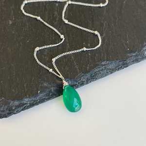 Collar con colgante de ónix verde en forma de lágrima, estilo minimalista, para llevar en capas, con esmeralda, de plata de ley 925, piedra de nacimiento de mayo, Satellite Chain - Product Image 3