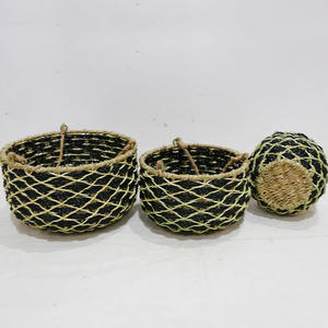 Jardinière suspendue auto-arrosante faite à la main à partir de paniers tissés en jacinthe d'eau et en jonc de mer Vietnam - Product Image 4