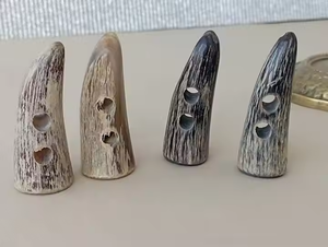 Botones de palanca de cuerno para abrigo Chaqueta Botones de palanca de diente de cuerno por Artesanías de media luna - Product Image 2