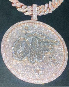 จี้ฮิปฮอปสำหรับผู้ชายประดับเพชรเม็ดสีโรสโกลด์14K ออกแบบได้ตามต้องการ - Product Image 1