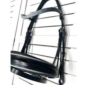 La brida ecuestre Snaffle está terminada con el impresionante sombreado de cristal Swarovski con herrajes de acero inoxidable con correa de flash - Product Image 3