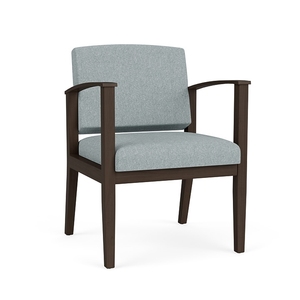 Lesro AW1101 Chaise d'invité en bois de teck amherst rembourrée en vinyle de couleur marron foncé pour une utilisation en intérieur. - Product Image 1