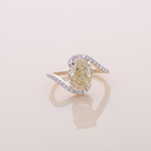 Anillo de Diamante Amarillo Ovalado de 3.44ct Cultivado en Laboratorio, Diseño Halo Bypass, Joyería de Oro Amarillo, Blanco y Rosa de 18K - Product Image 1