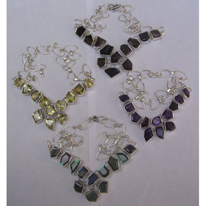 Elegante collar de cuentas finas de plata con piedra preciosa de corte elegante única - Product Image 1