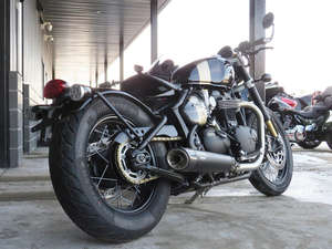 Bonneville Bobber TFC 2025 Negro Fantasma/Dorado Mármol - Product Image 3