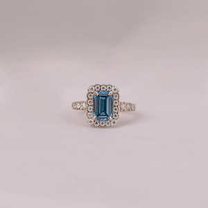 แหวนหมั้นทองคำแท้ 14 กะรัต ดีไซน์ทันสมัย ประดับเพชรทรงบลูเอเมอรัลด์เจียระไน พร้อมเพชรแล็บโกรว์ทรงรัศมี รับรองโดย IGI - Product Image 1