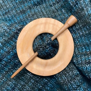 Alfileres de chal de madera hechos a medida de primera calidad adecuados para uso en tiendas de bufandas y accesorios de moda para reventa Ideal para reventa - Product Image 2