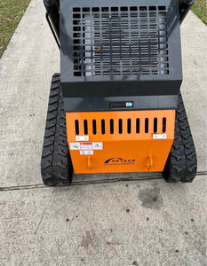 Mini-chargeuse 27HP. Livré avec une pelle grue supplémentaire. À vendre. - Product Image 4