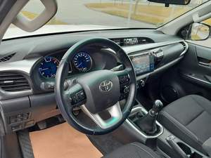 Toyota Hilux 2019 4x4 Todoterreno, Asientos de Cuero, Interior Oscuro, Combustible Gasolina, Camioneta Ejecutiva - Product Image 2