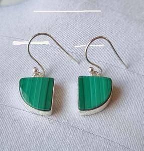 Boucles d'oreilles pendantes vintage en laiton sterling avec pierre de malachite magnifique, cadeau de haute qualité à prix de gros - Product Image 2