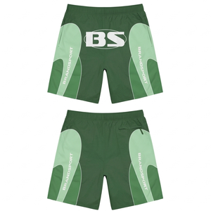 Shorts en maille polyester premium 160 GSM, noirs, respirants, avec empiècements latéraux et logo réfléchissant personnalisé par transfert thermique. - Product Image 3