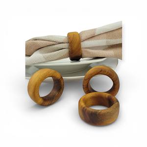 Anillo de Servilleta de Madera Facetado con Bordes Geométricos Tallados a Mano para una Decoración de Mesa Elegante y Contemporánea - Product Image 3