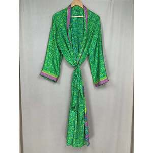 Kimono Bohemio Vintage Chic de Seda Reciclada para Mujer, Túnica de Sari para Playa, Resort, Dama de Honor, o Cubre Traje de Novia - Product Image 4