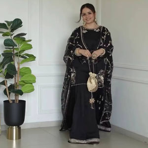 Conjunto Sharara con bordado natural de crepé y secuencia, con forro de algodón, mangas largas y dupatta de georgette. - Product Image 1