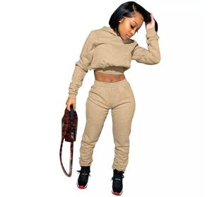 Conjunto de jogging informal de talla grande para invierno para mujer, Top corto y pantalones de dos piezas con logotipo frontal para fitness de otoño y deportes de invierno - Product Image 2