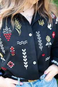 Chemisier noir brodé de boutons floraux Boho Folk vintage en coton biologique ODM fabriqué en Inde - Product Image 4