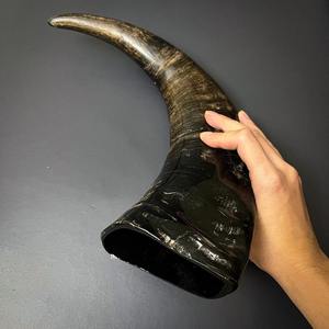 Corne à boire Viking élégante et moderne Corne de buffle, tailles personnalisées, options de couleur blanche et noire - Product Image 5