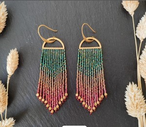 Boucles d'oreilles à franges ombrées faites à la main de haute qualité "Odoti" en vert et rouge - Product Image 1