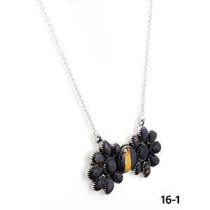 Collier de style classique sud-ouest fait main avec perles en argent sterling et perles noires, orné de motifs de fleurs, d'ancre et de chiffres - Product Image 3