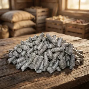 Granulés de bois gris avec 7% de cendres, 5% d'humidité, valeur calorifique de 4500J, densité de 600-800kg/m, longueur de 10-50mm, table en bois rustique - Product Image 1