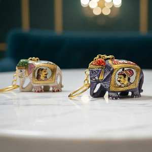 Porte-clés en bois d'éléphant écologique moderne, artisanal et peint à la main, cadeau unique pour les sacs à prix de gros - Product Image 4