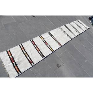 Alfombra Turca de 1.6x9.3 pies, Alfombra Vintage de Lana con Diseño Floral Blanco y Negro - Product Image 3
