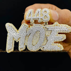 Un hermoso Diamante de moissanita de corte brillante redondo de Plata de Ley 925 totalmente helado con colgante de estilo Hip Hop con letras - Product Image 5