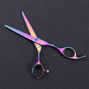 Tijeras de corte de pelo de titanio Diseño personalizado Tijera de borde de hoja elegante Tijera resistente Hecho en Pakistán - Product Image 6