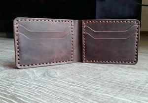 กระเป๋าสตางค์หนังแท้ GENTS GARB รุ่น Tiding สีน้ำตาล  แบบพับสองตอน  ซับในโพลีเอสเตอร์คุณภาพสูง  พร้อมช่องใส่เหรียญ  ปิดแบบสั่งทำพิเศษ - Product Image 4