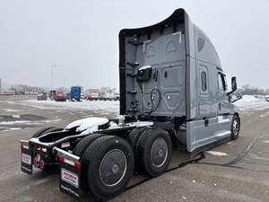 Camión Usado FREIGHTLINER CASCADIA 2026, Modelo Conventional Sleeper, Motor Diésel de 10 Cilindros, Transmisión Automática, Tracción 6X4, Visión Trasera de 360° - Product Image 5
