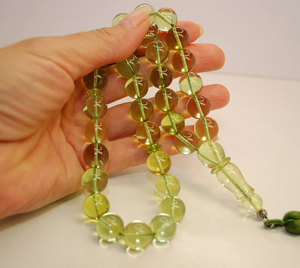 Collier Tasbih en résine de haute qualité magnifiquement conçu avec des motifs colorés uniques motif créatif en forme de boule pour les musulmans - Product Image 4