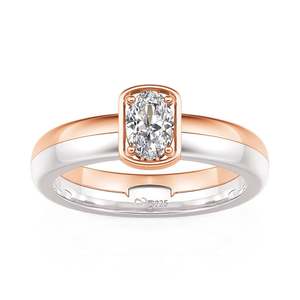 Bague de fiançailles solitaire à fermoir bicolore gravée sur mesure Jeulia, plaquée or rose, en acier inoxydable, résistante au ternissement - Product Image 2