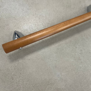 Porte-serviettes en bois avec supports muraux en acier inoxydable brossé, finition naturelle pour une salle de bain moderne, chaleureuse et durable - Product Image 5