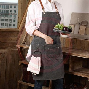 Delantal impermeable de barbero vaquero con logotipo personalizado | Delantal profesional de barbero de cuero de uso diario para barberos con bolsillos - Product Image 3