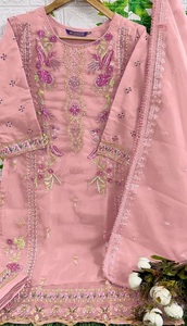 Colección de trajes paquistaníes cosidos de Organza bordada pesada para venta en línea - Product Image 4