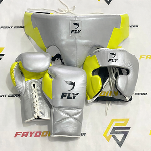 Ensemble de sparring professionnel en cuir de vachette véritable rouge et argenté, gants de boxe personnalisés, équipement d'entraînement de protection sur mesure - Product Image 2