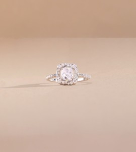 Anillo Solitario de Moissanita de 0.68 Ct con Halo de Corona, Anillo de Compromiso de Plata de Ley Chapado en Oro de 14K con Engaste de Puntas - Product Image 6
