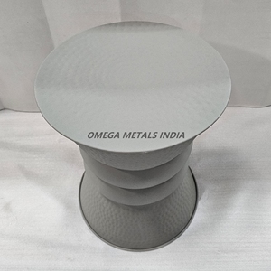 Table basse ronde élégante de couleur grise avec un design de piétement robuste, fabriquée en pierre durable, parfaite pour les espaces de vie modernes - Product Image 4