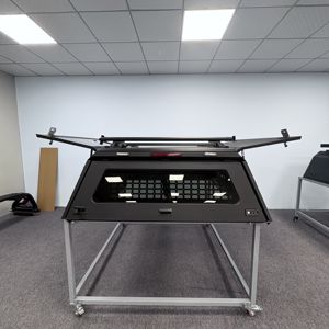 Cubierta Rígida Multifuncional Impermeable de Aluminio para Camioneta Toyota TUNDRA 5.5FT con Puerta Trasera con Cerradura - Product Image 4