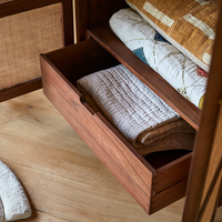 L'armoire en bois combinée avec des armoires de rangement légèrement rondes et des paniers en bois naturel, créant un espace chaleureux et sûr.