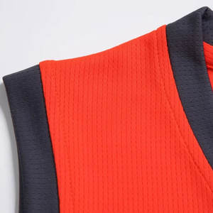 Ensemble de maillot de basket-ball pour hommes, fabriqué au Pakistan, design unique, personnalisable, impression par sublimation sur toute la surface, col en V, sans manches, 100% polyester - Product Image 3