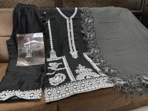 Costume gracieux Chinon Salwar présentant un travail de séquence de broderie détaillée entièrement cousu taille libre parfait pour une tenue de fête - Product Image 6